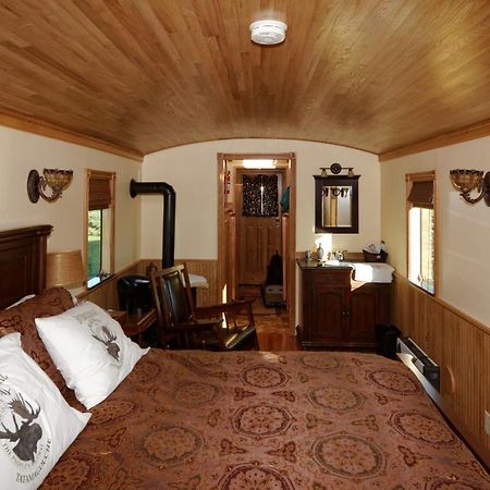 Clearview Station & Caboose B&B Creemore ภายนอก รูปภาพ